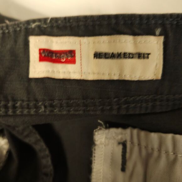 NWT Wrangler Men's 44 Gray Cargo Relaxed Fit Knee Length Tech Pocket Shorts - Picture 8 of 16